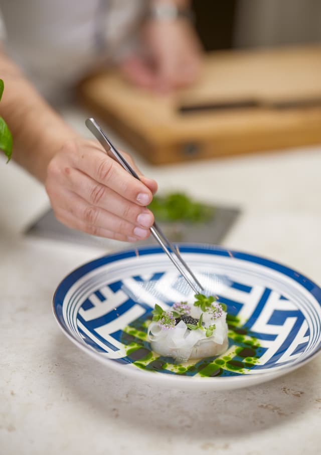 Fisk som har blitt dampet i en Bosch accent line-ovn, blir dekorert med urter
