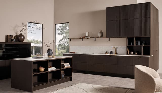 Epoq Dark Oak Pillar kjøkken med kjøkkenøy