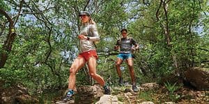 Garmin Fenix 7 luonnossa liikkuvien henkilöiden ranteissa
